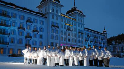 Los cocineros de la edición anterior frente a uno de los hoteles que hospedan el festival