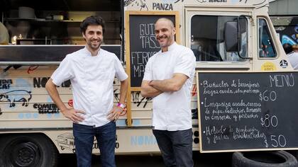 Los cocineros Guido Tassi y Fernando Mayoral, con su foodtruck