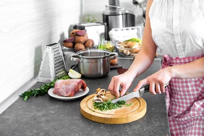 Los cocineros y personal de tareas específicas reciben un 4 por ciento de aumento en marzo