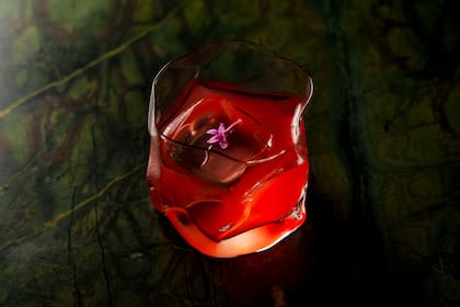 Los cócteles de autor y aperitivos combinan cangrejo, maní y hojas de la huerta
