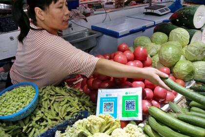 Los códigos QR para el pago a través de las súper aplicaciones Alipay y WeChat son algo común en los mercados chinos