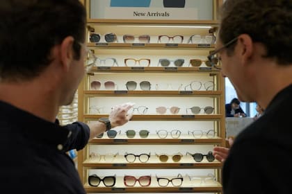 Los codirectores de Warby Parker confían en seguir creciendo (Foto: CNBC)