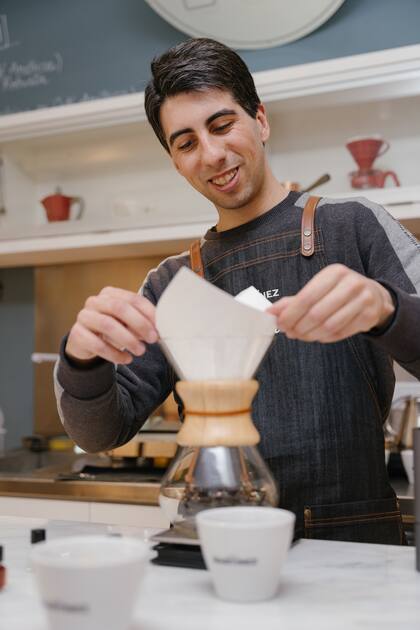 Los Coffee Masters, como David Ledesma, utilizan guías sensoriales para ayudar a los consumidores a elegir su café ideal, adaptando sabores internacionales a las preferencias locales