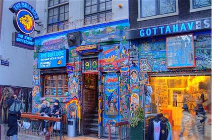 Los coffee shops ofrecen legalmente menúes de drogas suaves: marihuana mezclada con tabaco, brownies de chocolate y cannabis u hongos. La regla es que se consuma dentro del establecimiento.