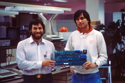 Los cofundadores de Apple, Steve Wozniak, a la izquierda, y Steve Jobs, junto a una de las primeras placas de circuitos de sus computadoras