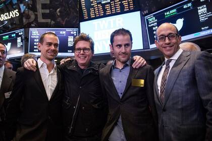 Los cofundadores Jack Dorsey, Biz Stone y Evan Williams junto a Dick Costolo, actual CEO de la comapñía, durante la salida a la bolsa de Twitter