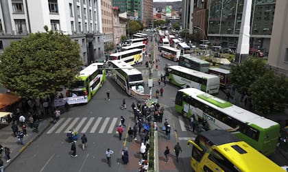 Los colectivos bloquean una calle después de que sus conductores los estacionaron para protestar contra los días de bloqueos de carreteras por parte de partidarios del expresidente Evo Morales en La Paz, Bolivia, el jueves 1 de febrero de 2024.