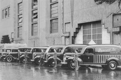 Los colectivos para distribución de los productos Peuser, prolijamente estacionados frente a la planta.
