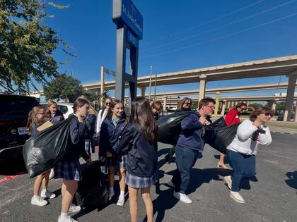 Los Colegios Comunitarios y Comunidades Católica regalan ropa además de alimentos (FB catholiccharitiesdallas)