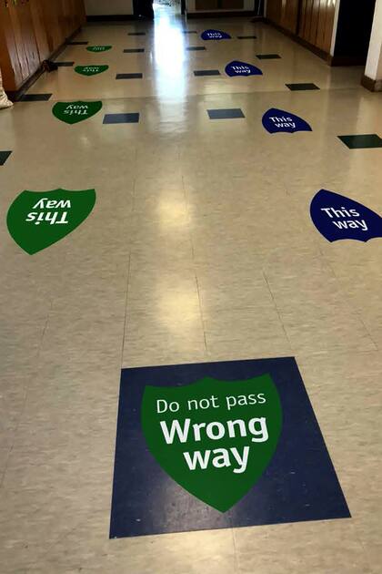 Los colegios desarrollan señalización específica para transitar por las instalaciones para que los alumnos tengan en claro por dónde caminar y no tengan que perder tiempo en hacer consultas