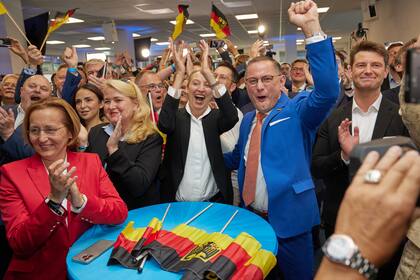 Los colíderes del partido de extrema derecha Alternativa para Alemania (AFD), Alice Weidel y Tino Chrupalla, animan después de las primeras encuestas a pie de urna durante la velada electoral de la sede del partido después de la Elecciones europeas.
