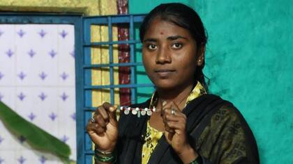 Los collares de perlas que usan las devadasis, como Ankita, las hacen fácilmente identificables.