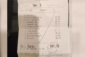 Fueron a comer a un restaurante y se quedaron sin palabras al ver un detalle en la cuenta