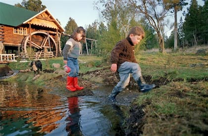 Los colonos se instalaron en Gaiman, a 30 kilómetros de Trelew, y en Trevelin, en la Cordillera