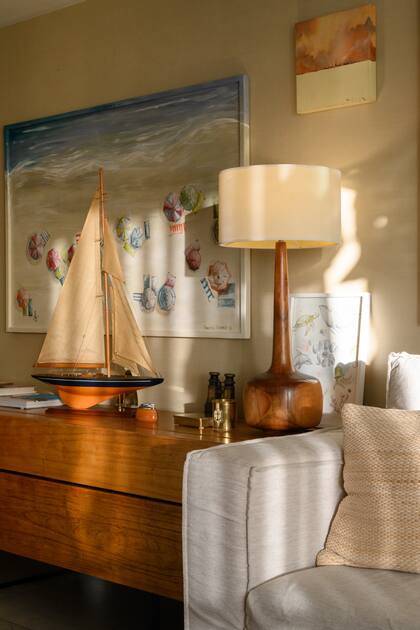 Los colores blanco y arena dominan la mayoría de los ambientes. Gran parte de las paredes fueron empeapeladas para lograr diferentes texturas (Empapelar); a las cortinas de lino las hizo Margarita Bishmishian.