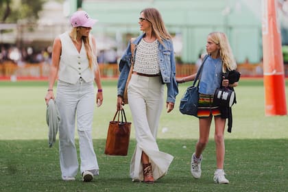 Los colores claros, los tops y los chalecos marcaron tendencia. Acá se las ve a Cecilia Pieres, María Rapetti y su hija, Azucena Pieres