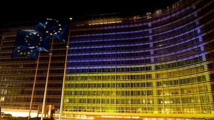 Los colores de la bandera ucraniana proyectados en el edificio Berlaymont en Bruselas