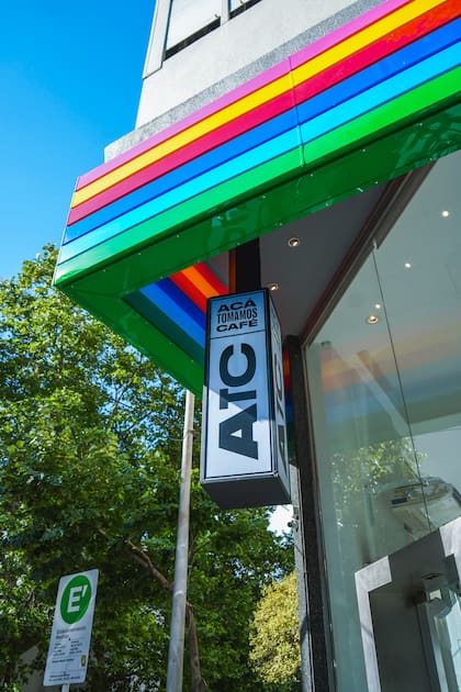 Los colores de la señal de ajuste de la TV dan la bienvenida en la entrada de uno de los locales de ATC.