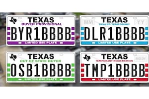 Los colores de las matrículas nuevas en Texas a raíz de una ley que firmó Greg Abbott