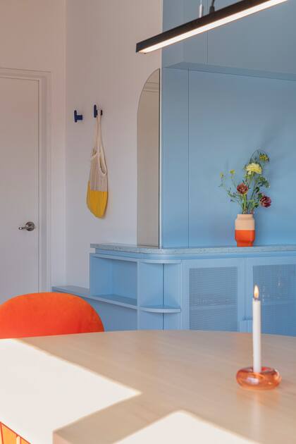 Los colores del comedor y la cocina funcionan a la maravilla: los rios de la cocina impresos en 3D (familia DDD) integran con sutileza.