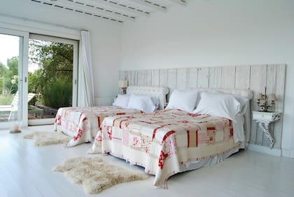 Los colores elegidos para las colchas de patchwork responden a la intervención de platos de porcelana hecha en la chimenea.