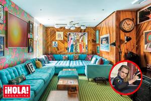 Los colores fuertes y la madera son la combinación perfecta para uno de los livings, en el que se ve gran cantidad de obras de arte.