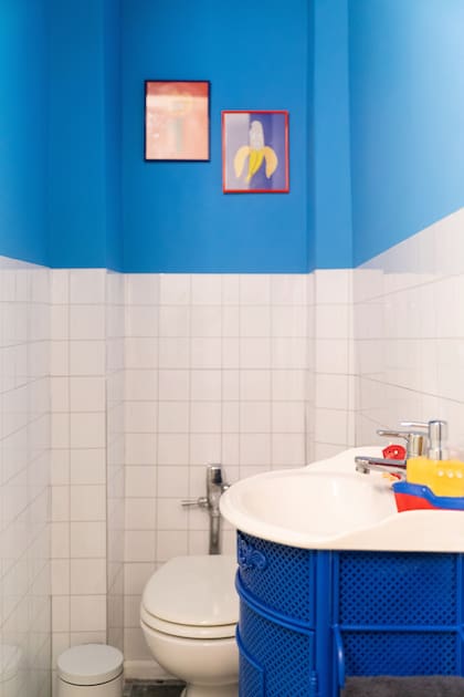 Los colores primarios en el baño dan un aire lúdico