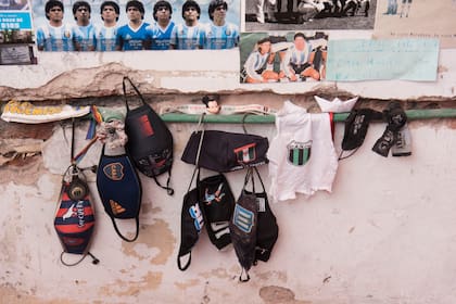 Los colores se mezclan: no hay camiseta que no venere al chico de barrio que se hizo de la gloria mundial. 