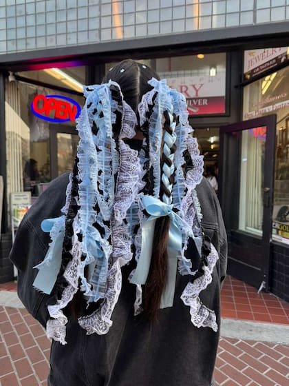 Los colores utilizados representan valores específicos: el blanco o crema simboliza la paz, el verde la naturaleza y el rojo la resiliencia