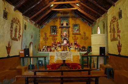 Los colores y las imágenes pintadas en las paredes le dan vida al altar de la pequeña capilla Nuestra Señora de Belén, en Susques.