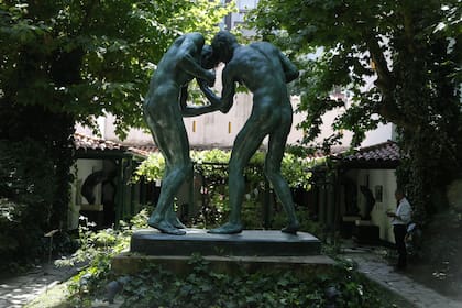 Los colosos de Yrurtia. A principios del siglo pasado, Rogelio Yrurtia esculpió a dos boxeadores enormes (hoy ubicados en el parque del Museo), considerados “malditos” ya que quien los encargó se arrepintió a último momento de comprarlos.