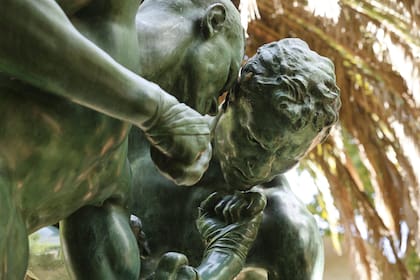 Los colosos de Yrurtia. A principios del siglo pasado, Rogelio Yrurtia esculpió a dos boxeadores enormes (hoy ubicados en el parque del Museo), considerados “malditos” ya que quien los encargó se arrepintió a último momento de comprarlos.