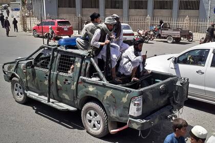 Los combatientes talibanes aparecen en un vehículo de la Dirección Nacional de Seguridad de Afganistán (NDS) en una calle de Kandahar
