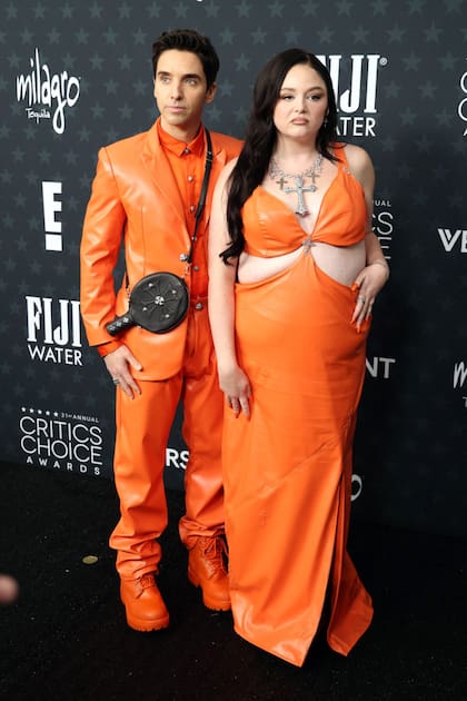 Los comediantes de Hacks, Megan Stalter y Paul W. Downs, se animaron a parodiar a Kylie Jenner y Timothée Chalamet, una de las parejas más glamorosas de Hollywood, con su exactos looks engamados y naranjas que llevaron en la avant premiere de Marty Supreme
