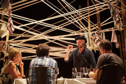 Los comensales conversan con el chef