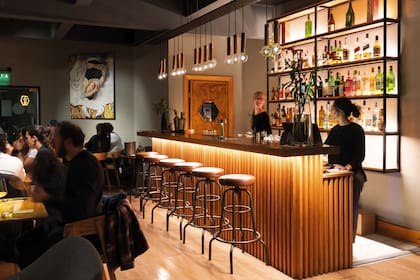 Los comensales disfrutan con vistas al lago Nahuel Huapi