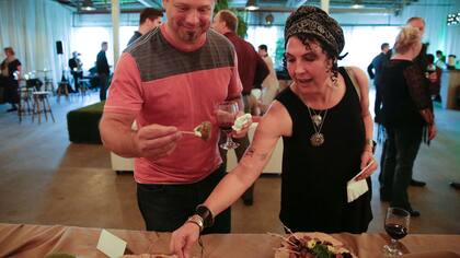 Los comensales, gustosos, prueban los platos especialmente elaborados