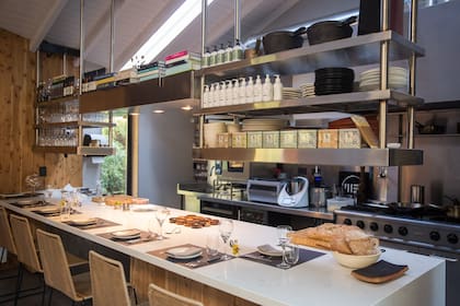 Los comensales pueden sentarse en la mesa frente a la cocina abierta, donde la interacción con los chefs es constante.