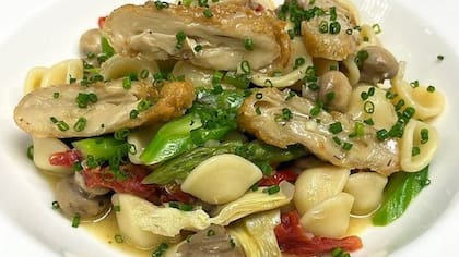 Los comentarios de los clientes sobre el pollo cultivado han sido "fenomenales", según el dueño del restaurante.