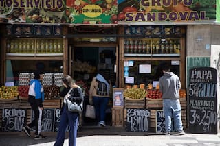Caen los grandes supermercados y crecen los comercios de barrio