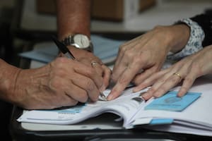 Los comicios para elegir cargos legislativos nacionales, provinciales y municipales se iniciaron sin inconvenientes; ya votaron gran parte de los candidatos