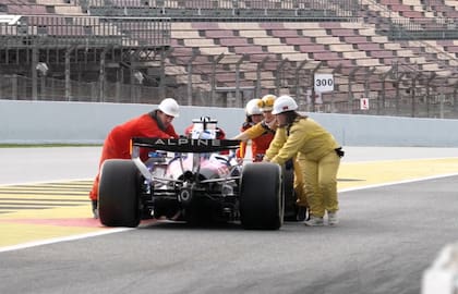 Los comisarios ayudan a Franco Colapinto, tras la detención del A526; Alpine revisó el auto y el argentino regresó a la pista