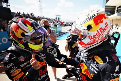 Los compañeros de equipo Red Bull, el ganador Max Verstappen y el tercero, Sergio Pérez, festejan en el parque cerrado luego del Gran Premio de Estados Unidos