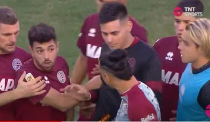 Los compañeros tuvieron que separar al Laucha Acosta y Monetti al final del partido que Lanús le ganó a Colón 1-0