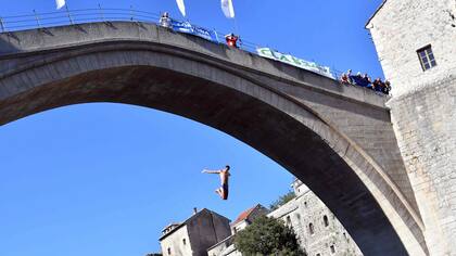 Los competidores saltando desde el Puente Viejo en Mostar