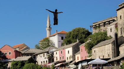 Los competidores saltando desde el Puente Viejo en Mostar
