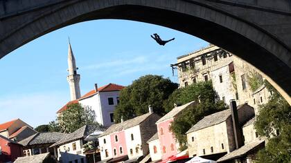 Los competidores saltando desde el Puente Viejo en Mostar
