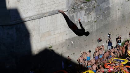 Los competidores saltando desde el Puente Viejo en Mostar