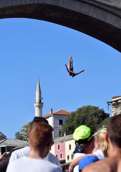 Los competidores saltando desde el Puente Viejo en Mostar