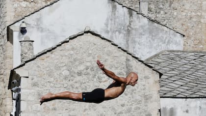 Los competidores saltando desde el Puente Viejo en Mostar